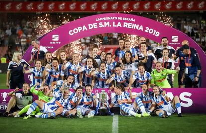 Todo el equipo de la Real Sociedad posa con la copa de campeonas.