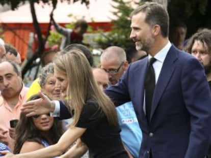 Los Príncipes saludan a los vecinos de la zona del accidente de tren.