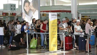 Cues als mostradors de facturació de Vueling.