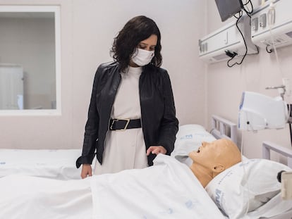 La presidenta de la Comunidad de Madrid, Isabel Díaz Ayuso, este martes en el Hospital 12 de Octubre.