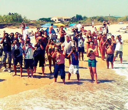 Si te llamas Paris Hilton esto es lo que te encuentras cuando llegas a la playa. Paris ha titulado la foto: "Otro día tranquilo y relanjante de playa".