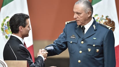 El expresidente Enrique Peña Nieto saluda al general Salvador Cienfuegos.