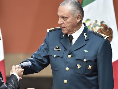 El expresidente Enrique Peña Nieto saluda al general Salvador Cienfuegos.