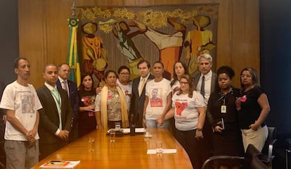 Grupo de mães se reuniu nesta terça com deputados federais, entre eles Rodrigo Maia, presidente da Câmara, e Alessandro Molon.