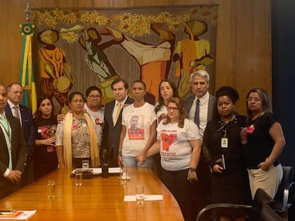 Grupo de mães se reuniu nesta terça com deputados federais, entre eles Rodrigo Maia, presidente da Câmara, e Alessandro Molon.