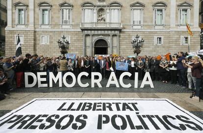 Los asistentes a la concentración que se ha celebrado este mediodía en la plaza de Sant Jaume de Barcelona piden democracia y libertad para los presos políticos.