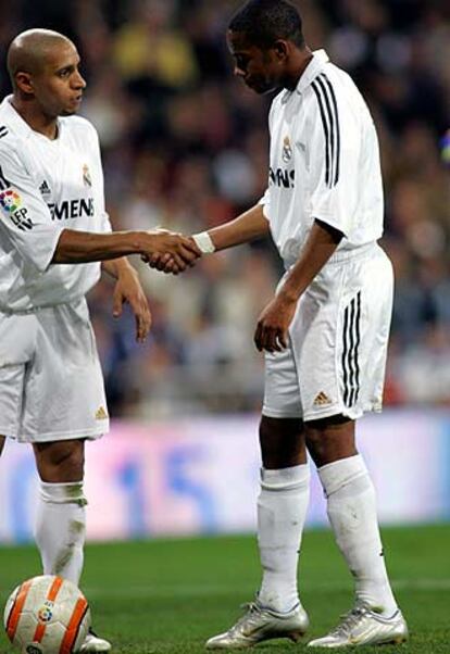 Roberto Carlos convence a Robinho para que le deje lanzar el penalti.