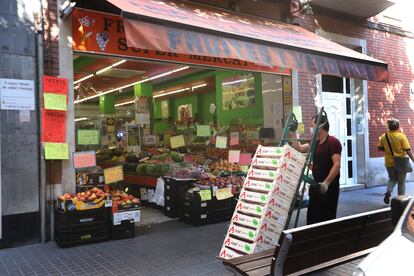 Frutería Zhang, una de las estafadas por un policía local de Santa Coloma. © Foto: Cristobal Castro.