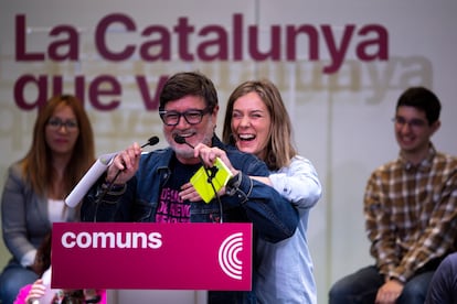 El diputado de Comuns, Lluís Mijoler, junto a la líder de la formación en el Parlament, Jéssica Albiach, en un acto en Sant Feliu.,