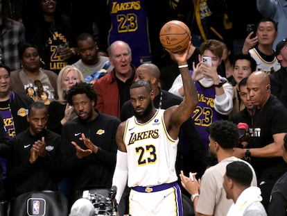 LeBron James celebra los 40.000 puntos en su partido contra los Denver Nuggets de este sábado.