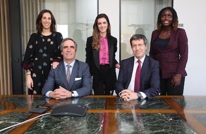 Equipo de Bonos Credite Agricole: Sentados de izquierda a derecha: Pablo Lladó y Avelino Abellás.
De pie: Inés Riopérez Hualde, Claudia Cousteau y Acssana Mendes.