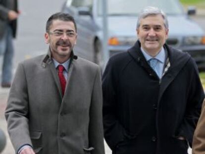 El exconselleiro de Industria gallego Fernando Blanco (BNG), a la derecha, y su abogado, José Antonio Pérez Lema, a su llegada a los Juzgados de Lugo para declarar ante Estela San José el pasado martes.