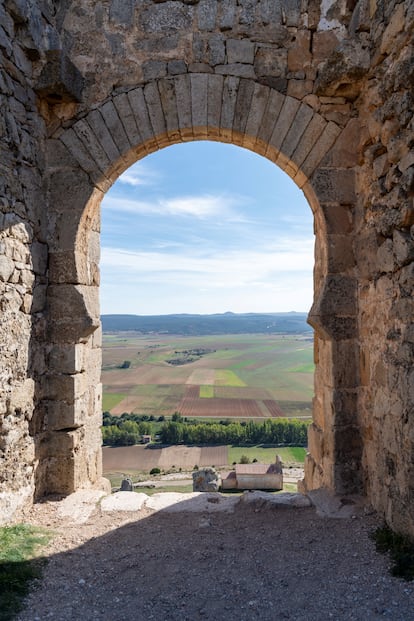 Puerta califal de la fortaleza. Al fondo, la vega del Duero.