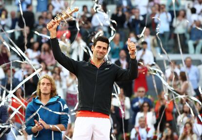 Novak Djokovic, de Serbia, celebra su victoria frente a Stefanos Tsitsipas de Grecia, en la final del día nueve del Mutua Madrid Open en La Caja Mágica en Madrid (España), el 12 de mayo de 2019. “Después de Australia no estaba mostrando mi mejor nivel de juego y confianza. Estaba cerca pero no llegaba. Es muy importante ganar aquí, en uno de los torneos más grandes del mundo”, aseguró el número uno, que tras caer en la segunda ronda el año pasado se quitó la espina en esta última edición, en la que el torneo registró un récord de asistencia: 278.110 espectadores.