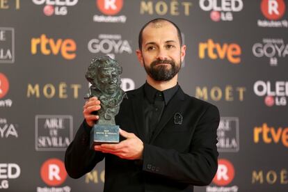 El director de fotografía Javier Aguirre posa con el premio a la Mejor dirección de fotografía por 'Handía'.