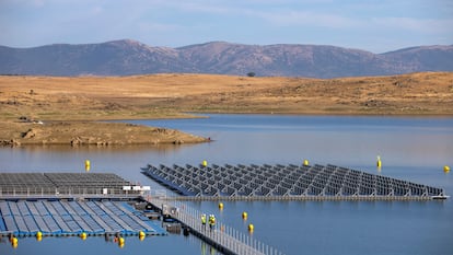 Planta fotovoltaica flotante en el embalse de Sierra Brava (Cáceres). 