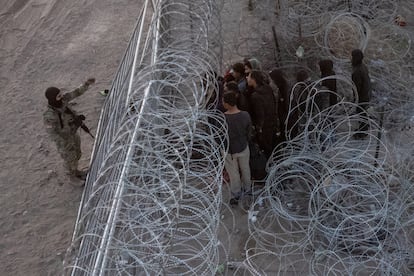 Aerial view showing a member of the National Guard in El Paso, Texas, asking migrants to return to Mexico, March 2024.