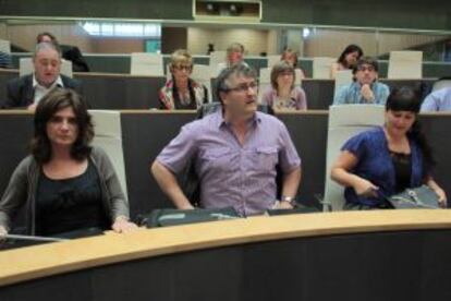 El diputado Juan Carlos Alduntzin, junto a Helena Franco (izquieda) y Larraitz Ugarte, en el pleno de las Juntas Generales.