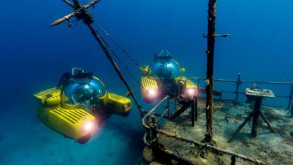 Dos sumergibles de la compañía Triton exploran un barco hundido cerca de la costa de las Bahamas.