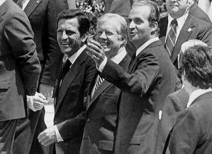 El presidente de Estados Unidos, Jimmy Carter, en el centro, recibido por el presidente del Gobierno, Adolfo Su&aacute;rez, y el rey Juan Carlos, a su llegada al aeropuerto de Barajas, en Madrid, el 25 de junio de 1980.