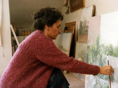 María Moreno, pintando en su estudio en una imagen si datar.