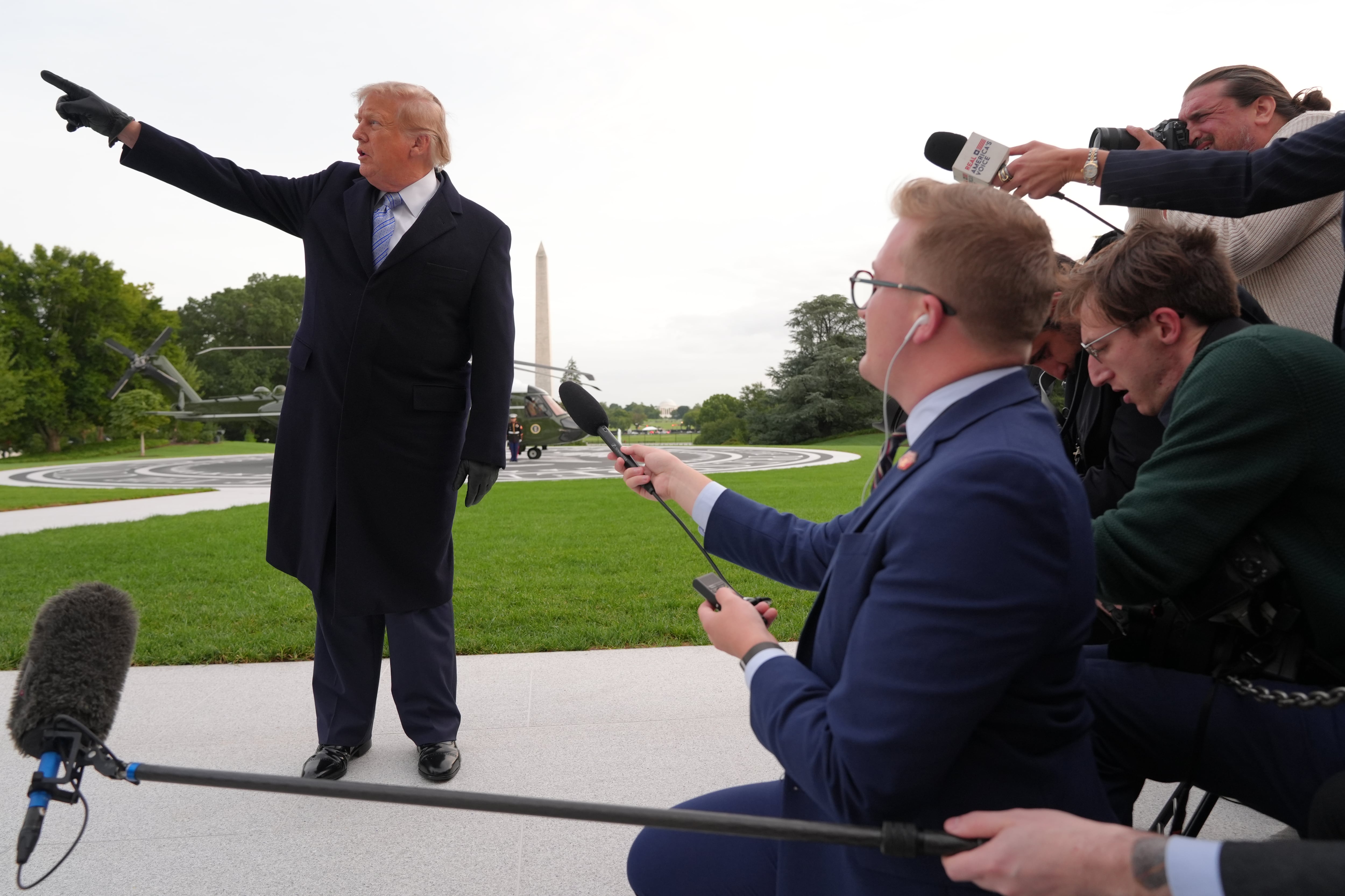 Un juez ordena a Trump levantar la prohibición de acceso a la Casa Blanca a CNN, MS NOW y Politico