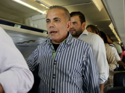 Manuel Rosales, en el momento de salir del avión, el jueves en La Chinita.