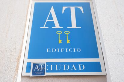 Pegatinas de denuncia contra los apartamentos turísticos en Málaga.
