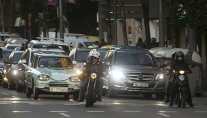 Un cotxe antic a Barcelona.