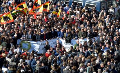 Convocados por la Unión Taurina de la Comunitat Valenciana, Fundación del Toro de Lidia y la Federación de Bous al Carrer, la multitud ha recorrido varias calles aledañas al coso de la calle Xàtiva sin incidentes destacables.