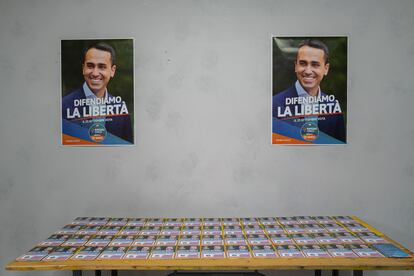 Carteles electorales de Luigi Di Maio, en la sede de su nuevo partido en Pomigliano D'Arco.