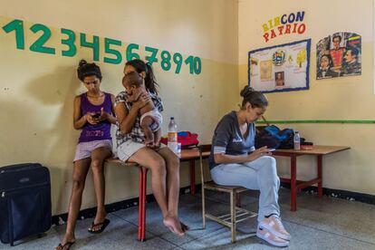 Varias familias duermen en colchones en el suelo de las escuelas de la zona, habilitadas como refugio por las autoridades.