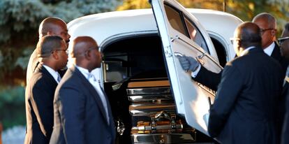 El ataúd que transporta a la difunta cantante Aretha Franklin llega al Greater Grace Temple para su funeral.