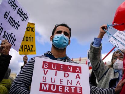 Manifestantes se concentran en febrero de 2021 a favor de la aprobación de la ley de eutanasia en la Puerta del Sol en Madrid.