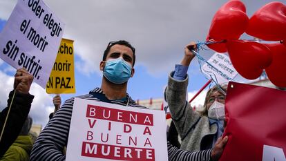 Manifestantes se concentran en febrero de 2021 a favor de la aprobación de la ley de eutanasia en la Puerta del Sol en Madrid.
