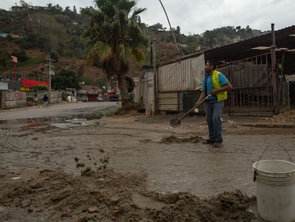 José Guzmán, habitante del cañón de Los Laureles, en Tijuana, realiza labores de limpieza tras una noche de lluvia, el 15 de noviembre de 2023.