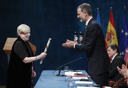 La pensadora británica e historiadora de las religiones Karen Amstrong, recibe el Premio Princesa de Asturias de Ciencias Sociales.