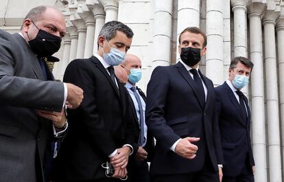 El Ministro del Interior francés, Gerald Darmanin, junto al presidente, Emmanuel Macron, en la Basílica de Notre-Dame de Nice, en Niza el pasado 29 de octubre.