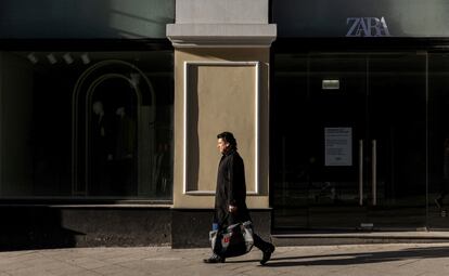 Exterior de una tienda de Zara cerrada en Moscú, el pasado 15 de marzo.