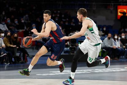 El alero italiano del Baskonia Simone Fontecchio intenta superar a Edgaras Ulanovas, del Zalgiris Kaunas.