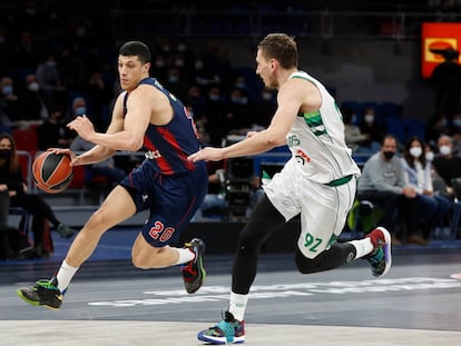 El alero italiano del Baskonia Simone Fontecchio intenta superar a Edgaras Ulanovas, del Zalgiris Kaunas.