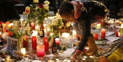 Cientos de personas asisten a un homenaje por las v&iacute;ctimas en la Plaza de la Bolsa en Bruselas (B&eacute;lgica).