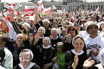 Un grupo de religiosas saluda al papa Benedicto XVI en la plaza de San Pedro del Vaticano.