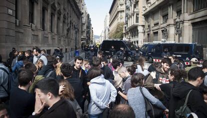 Protesta de estudiantes en la Via Laietana de Barcelona.