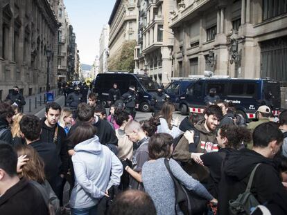 Protesta de estudiantes en la Via Laietana de Barcelona.