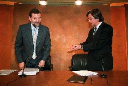 Mariano Rajoy, a la izquierda, y Pío Cabanillas, ayer tras el Consejo de Ministros.