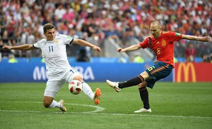 Iniesta dispara en presencia de Zobnin.