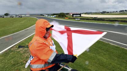 Un hombre ondea una bandera en el circuito de Phillip Island, en Australia este sábado.