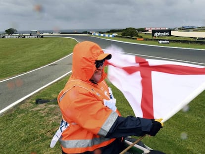 Un hombre ondea una bandera en el circuito de Phillip Island, en Australia este sábado.