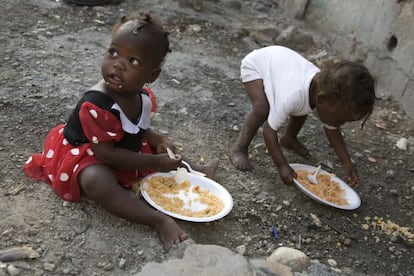 A pesar de algunos avances, uno de cada cuatro niños de los países en vías de desarrollo pesa menos de lo que debería. MINUSTAH, la Misión de las Naciones Unidas para la Estabilización en Haití sirve comidas en el país. Dos niñas en Cité Soleil, un barrio marginal de Haití, comen los platos servidos por cascos azules brasileños de la ONU, en el marco de una campaña conjunta con la Policía Nacional de Haití para alimentar y a la vez advertir a los niños de los peligros de jugar con armas de juguete realistas. 5 de diciembre 2007.